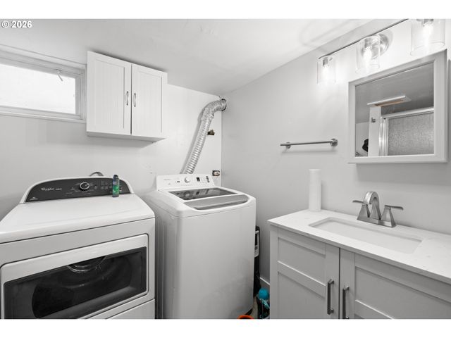 2132 Se REEDWAY St, Portland, OR 97202