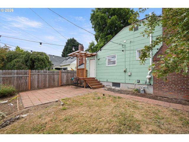 2132 Se REEDWAY St, Portland, OR 97202