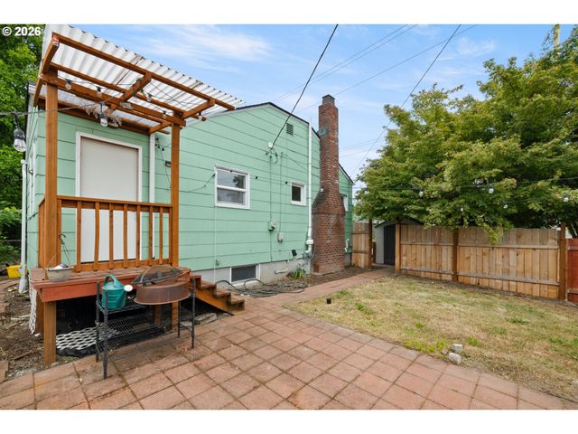 2132 Se REEDWAY St, Portland, OR 97202