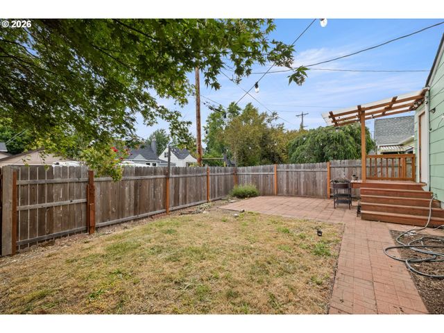 2132 Se REEDWAY St, Portland, OR 97202