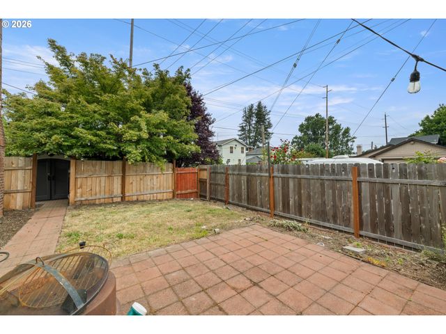 2132 Se REEDWAY St, Portland, OR 97202