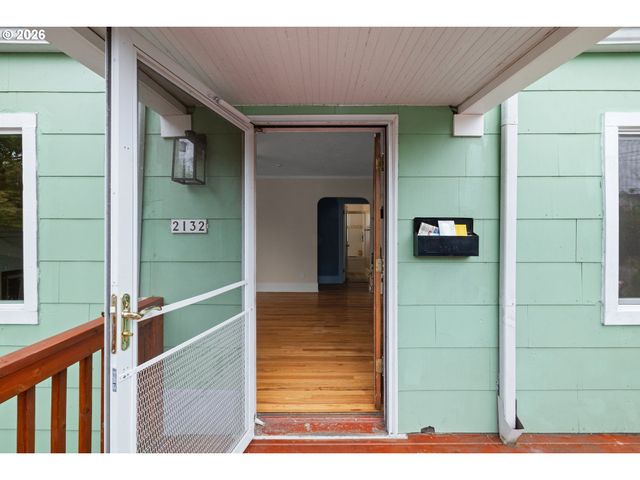 2132 Se REEDWAY St, Portland, OR 97202