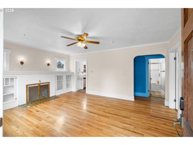 2132 Se REEDWAY St, Portland, OR 97202