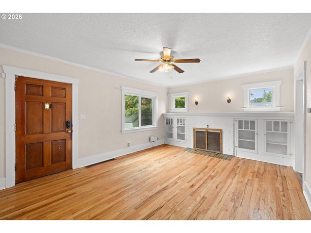 2132 Se REEDWAY St, Portland, OR 97202
