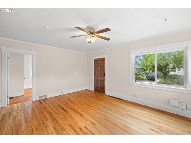 2132 Se REEDWAY St, Portland, OR 97202
