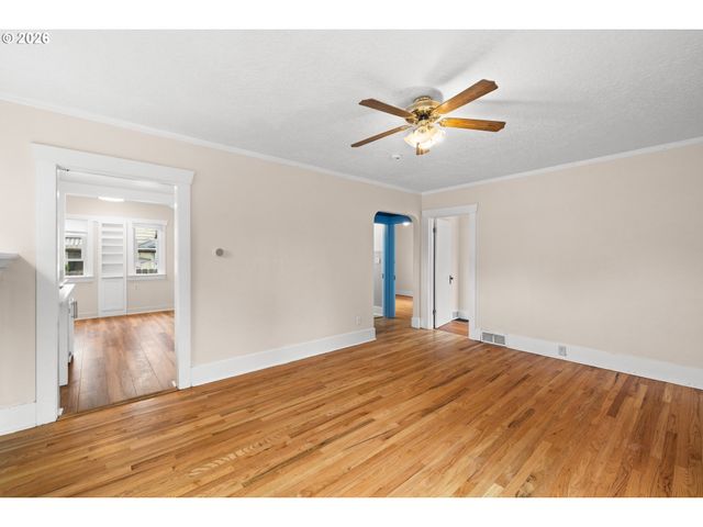 2132 Se REEDWAY St, Portland, OR 97202