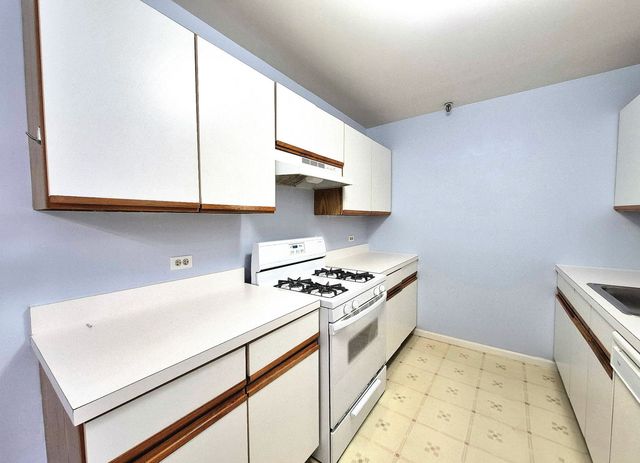 21W581 North Avenue 26, Lombard, IL 60148