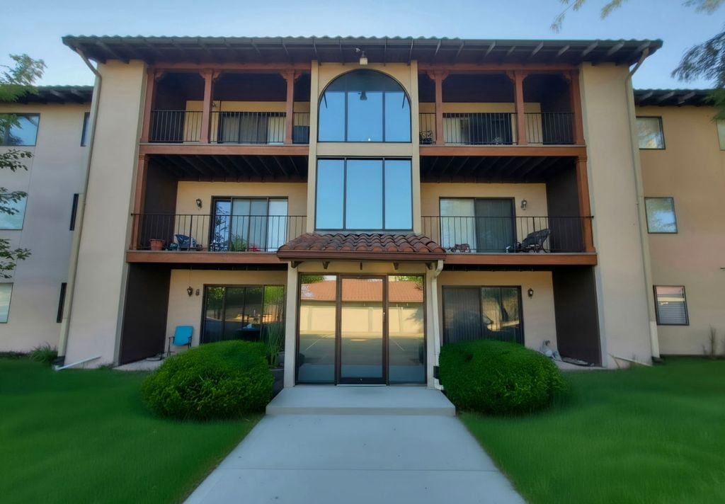 21W581 North Avenue 26, Lombard, IL 60148