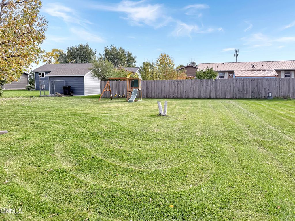 660 6th Street S, Carrington, ND 58421 photo 3