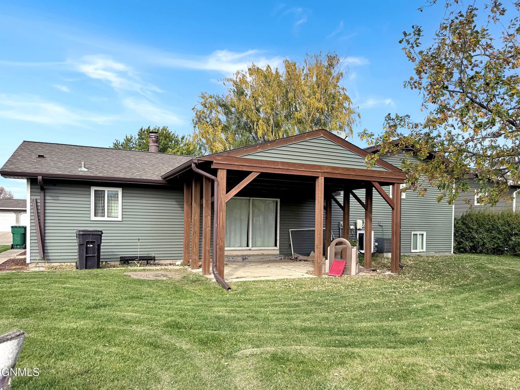 660 6th Street S, Carrington, ND 58421 photo 4