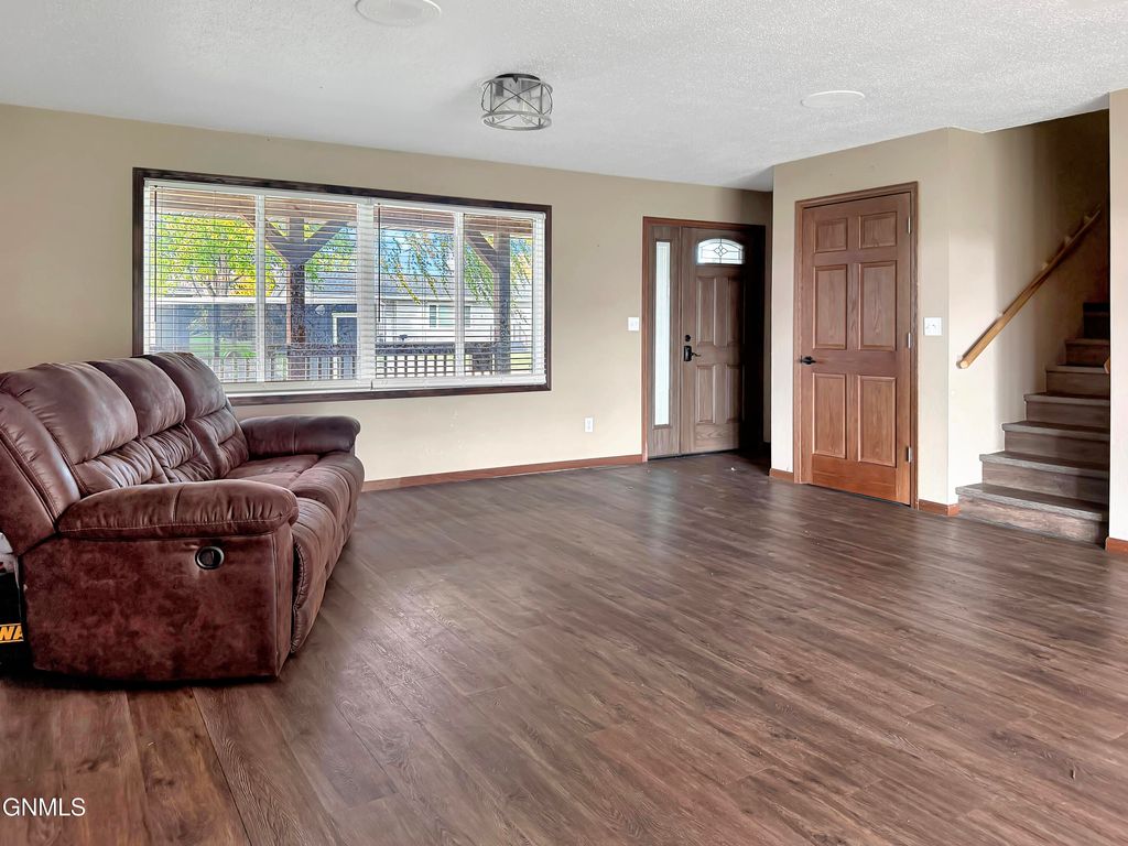 660 6th Street S, Carrington, ND 58421 photo 5
