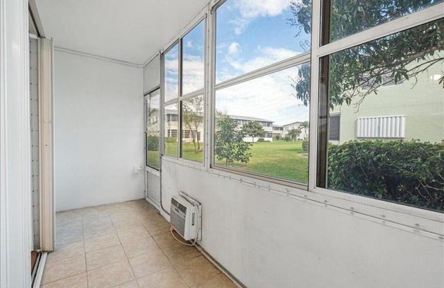 98 E Cambridge E, West Palm Beach, FL 33417