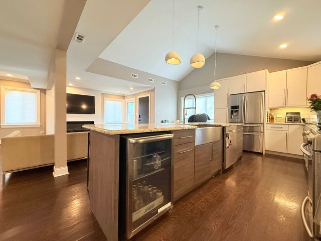 8216 N New England Avenue, Niles, IL 60714
