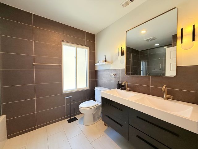 8216 N New England Avenue, Niles, IL 60714