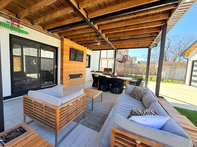 8216 N New England Avenue, Niles, IL 60714
