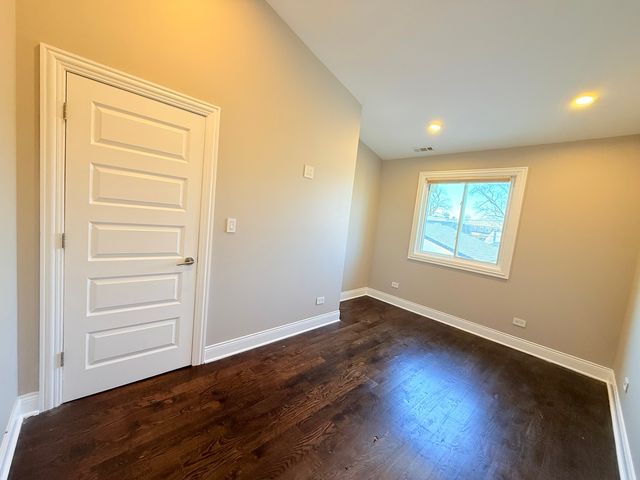 8216 N New England Avenue, Niles, IL 60714