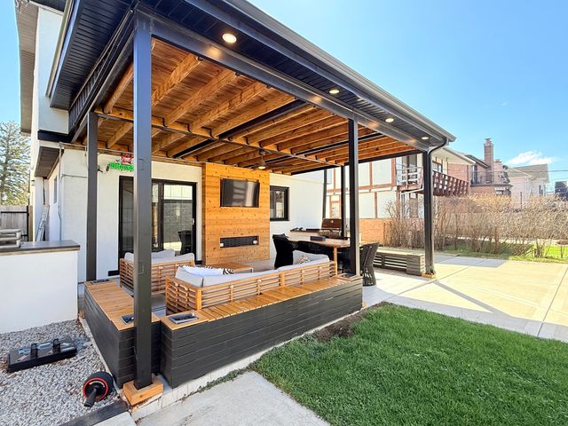 8216 N New England Avenue, Niles, IL 60714