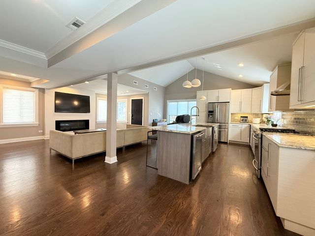 8216 N New England Avenue, Niles, IL 60714
