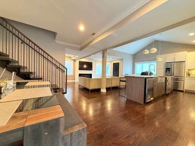 8216 N New England Avenue, Niles, IL 60714