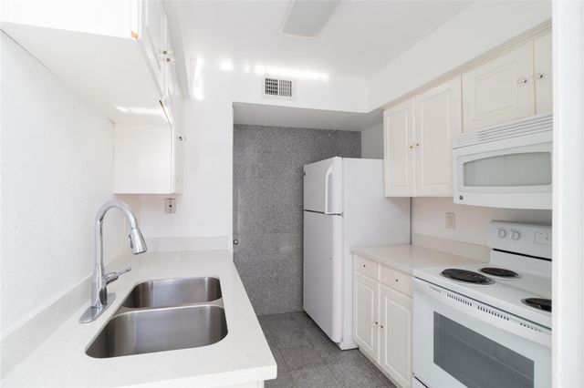 6202 Skyline Drive 29, Houston, TX 77057