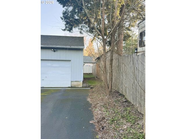 1918 Se REGNER Rd, Gresham, OR 97080