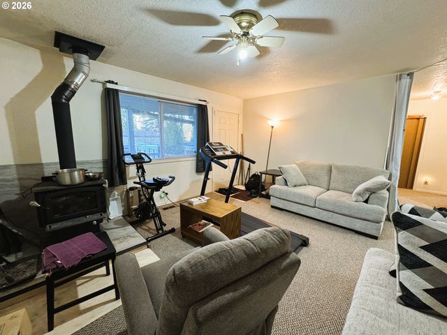 1918 Se REGNER Rd, Gresham, OR 97080