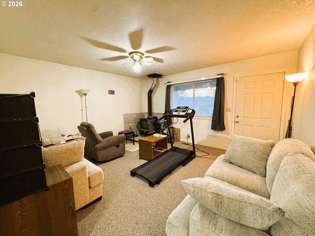 1918 Se REGNER Rd, Gresham, OR 97080