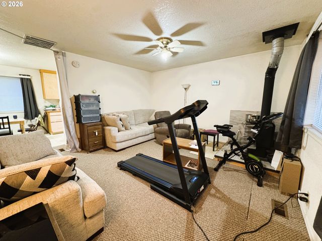 1918 Se REGNER Rd, Gresham, OR 97080