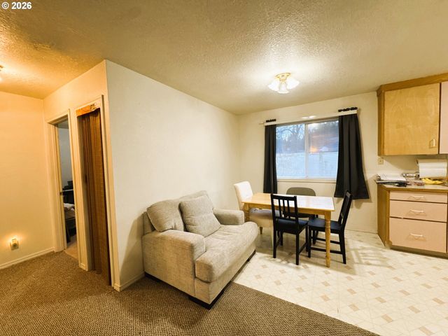 1918 Se REGNER Rd, Gresham, OR 97080