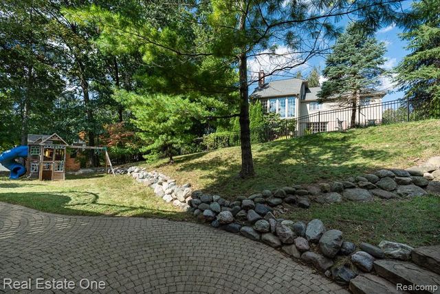 670 Cherry Tree Lane, Rochester Hills, MI 48306