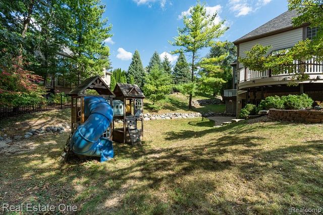 670 Cherry Tree Lane, Rochester Hills, MI 48306