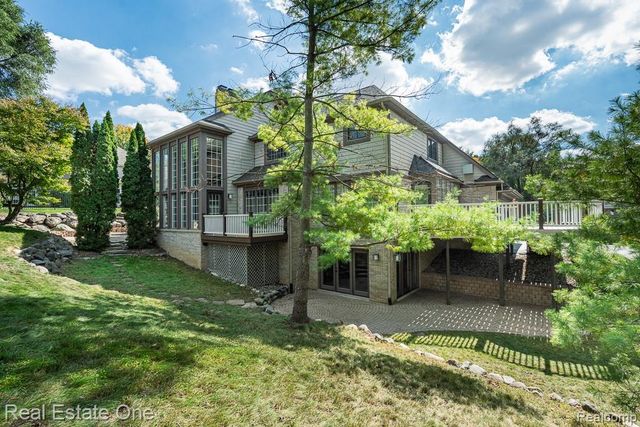 670 Cherry Tree Lane, Rochester Hills, MI 48306