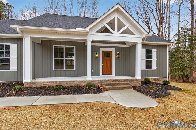 115 E Sunrise Dr, Warsaw, VA 22572