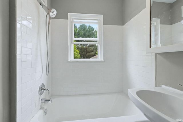 215 Hartzell Road, New Haven, IN 46774