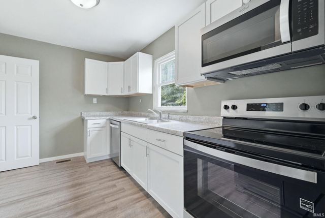 215 Hartzell Road, New Haven, IN 46774