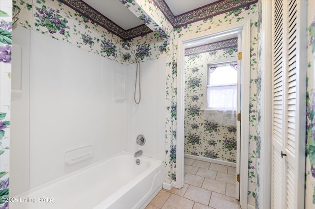 1405 Robertson Ct, Crestwood, KY 40014