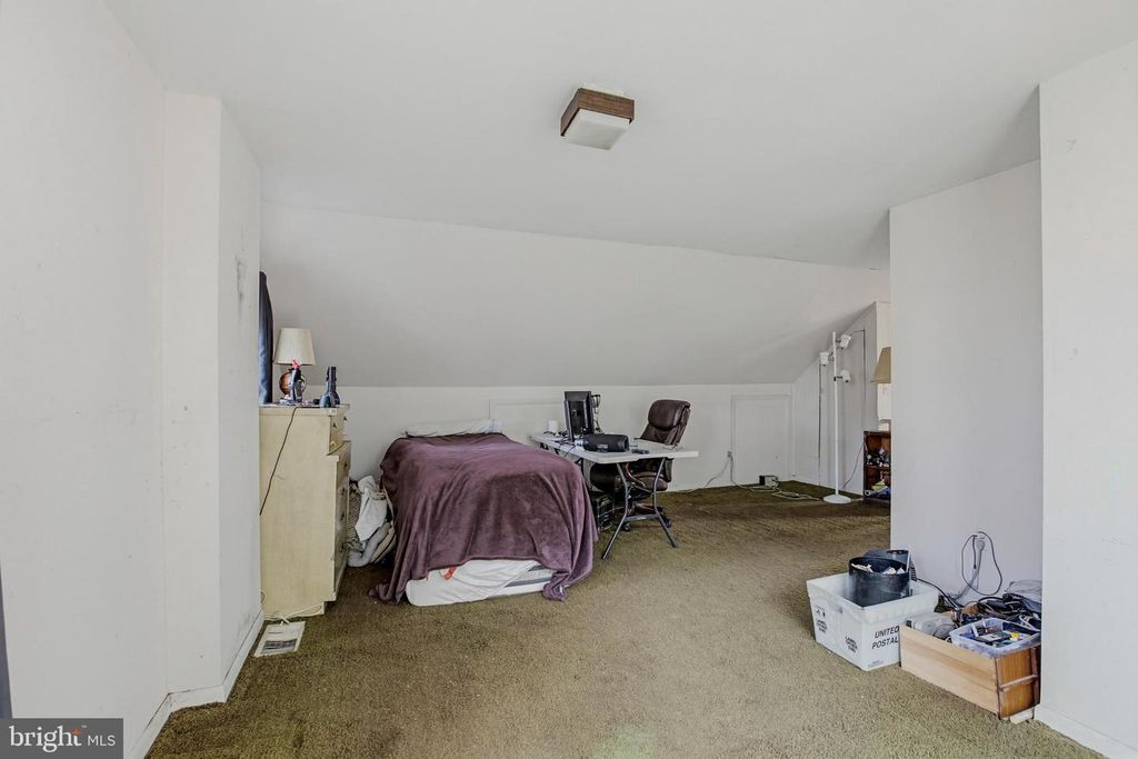 Image 13 of property listing at 1103 CRAWFORD DR, Rockville, MD 20851