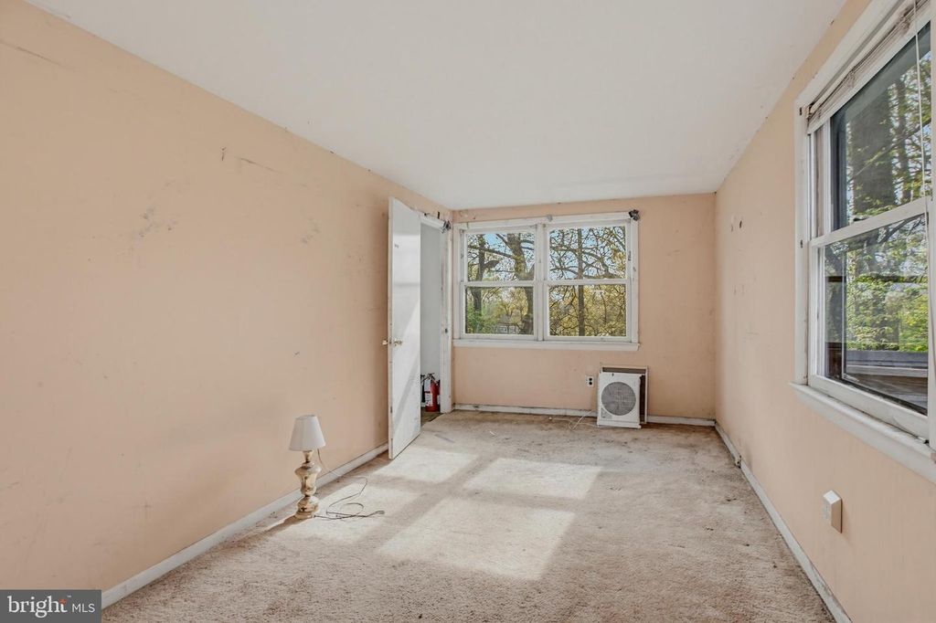 Image 16 of property listing at 1103 CRAWFORD DR, Rockville, MD 20851