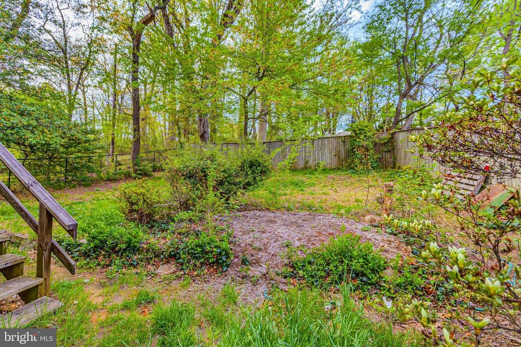 Image 19 of property listing at 1103 CRAWFORD DR, Rockville, MD 20851