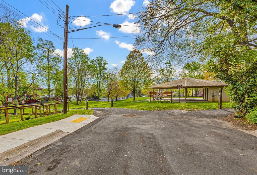 Image 24 of property listing at 1103 CRAWFORD DR, Rockville, MD 20851