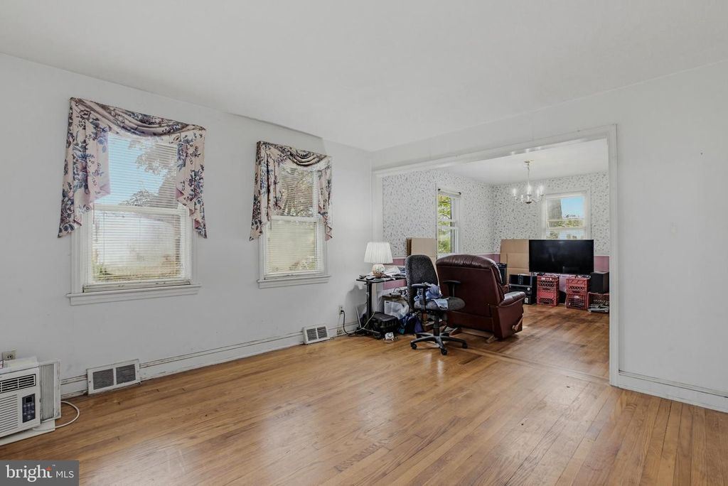 Image 4 of property listing at 1103 CRAWFORD DR, Rockville, MD 20851