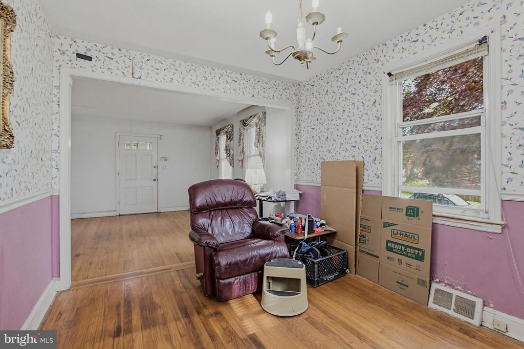 Image 5 of property listing at 1103 CRAWFORD DR, Rockville, MD 20851