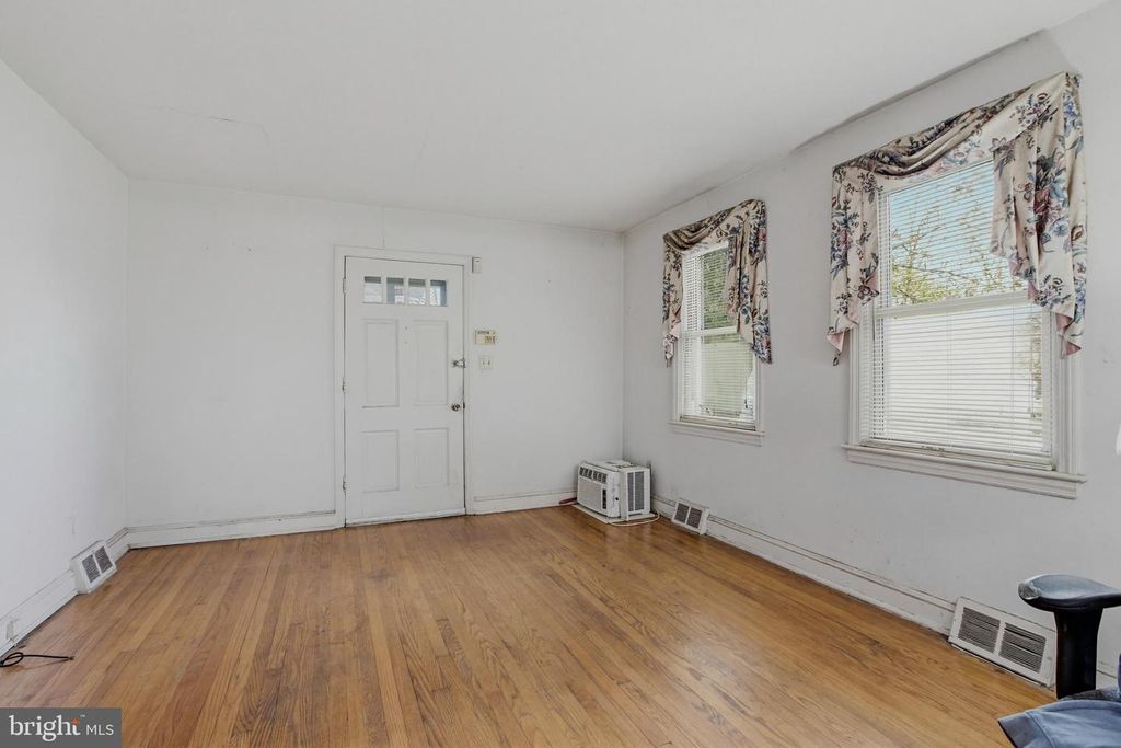 Image 6 of property listing at 1103 CRAWFORD DR, Rockville, MD 20851