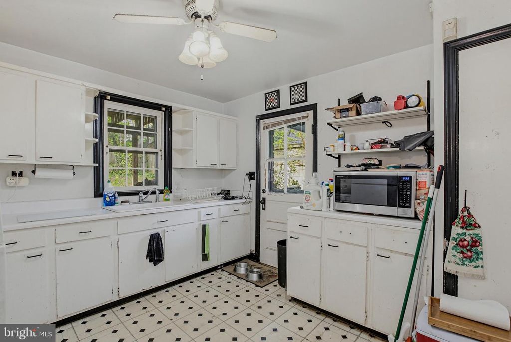 Image 7 of property listing at 1103 CRAWFORD DR, Rockville, MD 20851