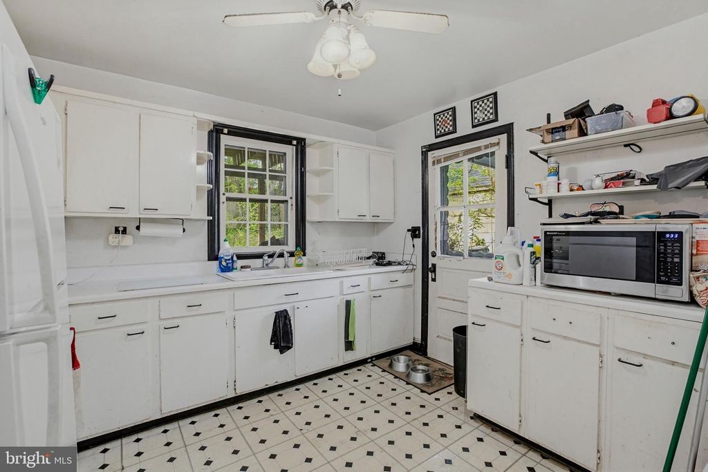 Image 8 of property listing at 1103 CRAWFORD DR, Rockville, MD 20851