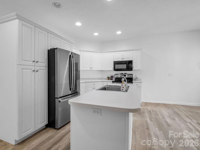 5 Hearthstone Lane, Flat Rock, NC 28731