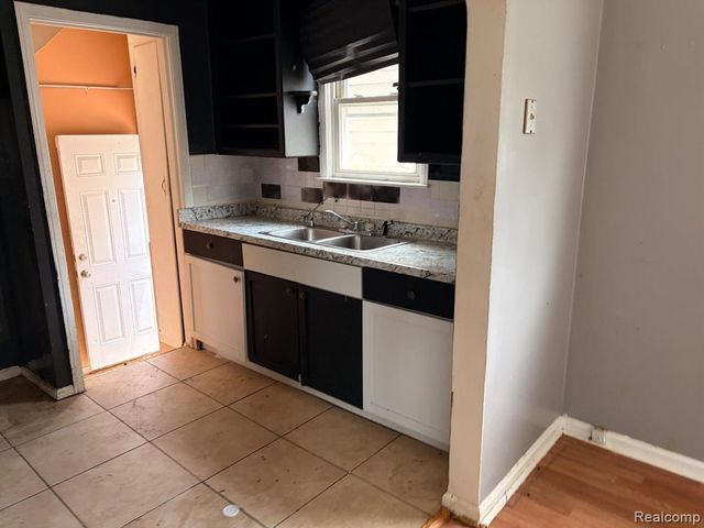 20916 Dexter Boulevard, Warren, MI 48089