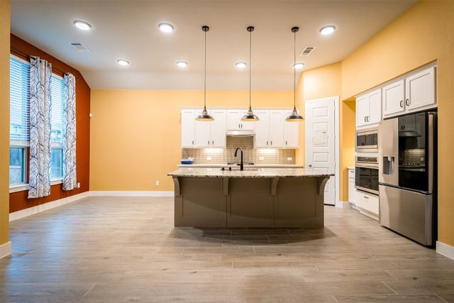 1121 Bridle Path Drive, Aubrey, TX 76227