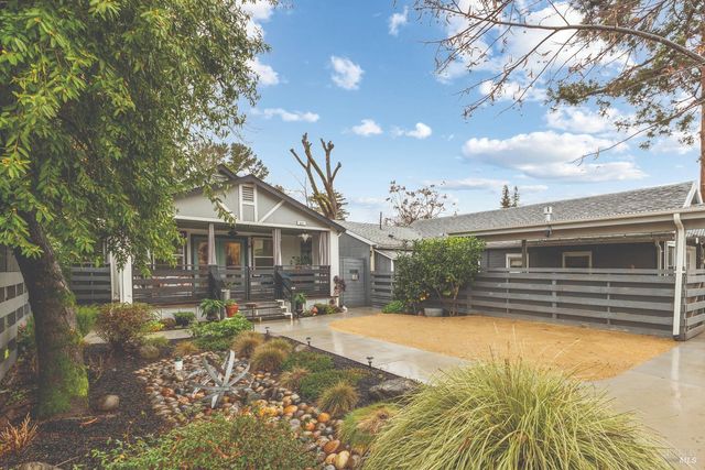 821-823 Prince Ave, Healdsburg, CA 95448