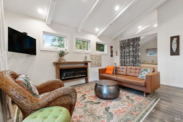 821-823 Prince Ave, Healdsburg, CA 95448